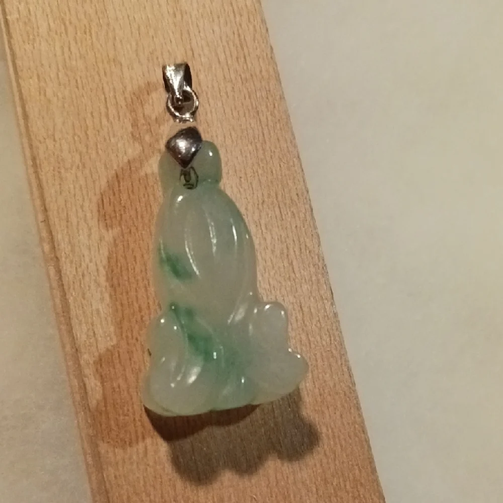 Elegant Green Frog Pendant Necklace - Picture 2 of 4